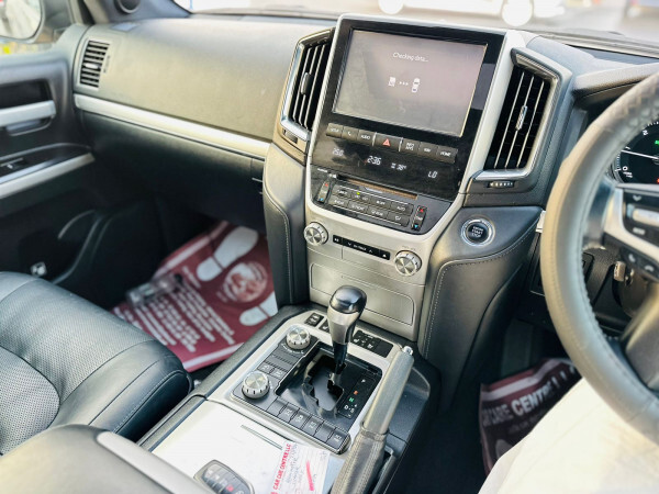 Toyota Land Cruiser 2018 (right-hand-drive)