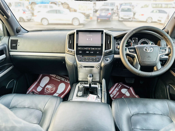 Toyota Land Cruiser 2018 (right-hand-drive)