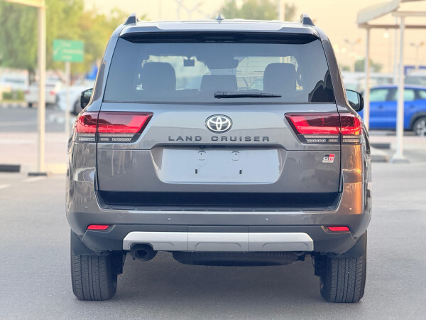 Toyota Land Cruiser 2023 gr sport full option | right-hand-drive |