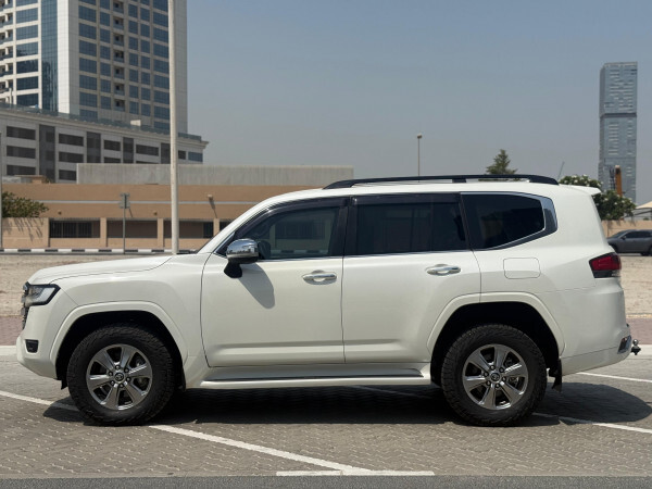 Toyota Land Cruiser 2023 lc300 sahara | right-hand-side |