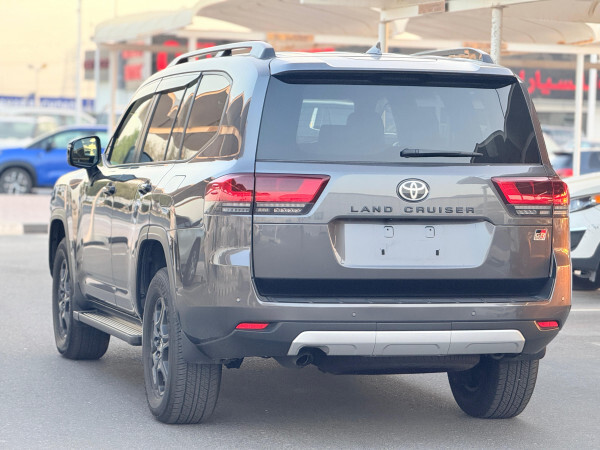 Toyota Land Cruiser 2023 gr sport full option | right-hand-drive |