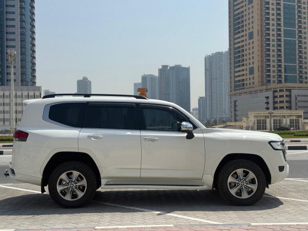 Toyota Land Cruiser 2023 lc300 sahara | right-hand-side |