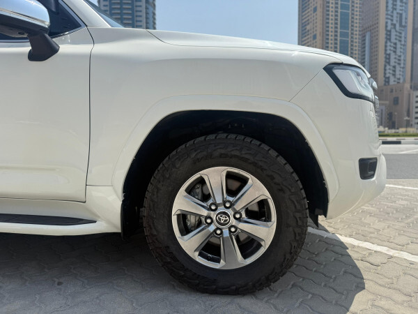 Toyota Land Cruiser 2023 lc300 sahara | right-hand-side |